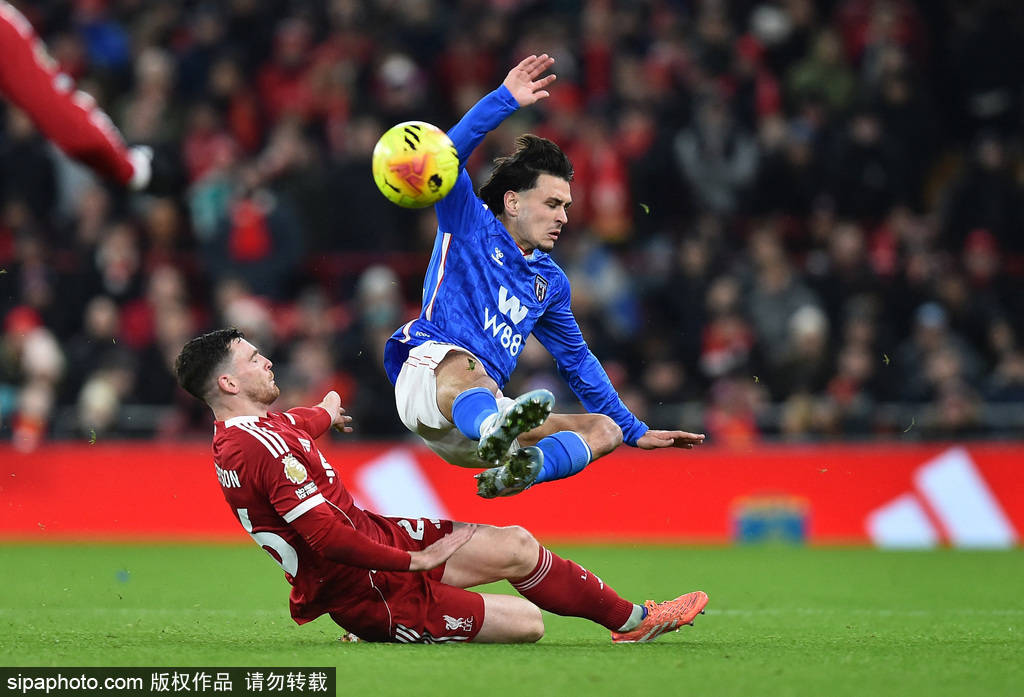 英超-维尔茨造乌龙范迪克致丢球 利物浦1-1桑德兰